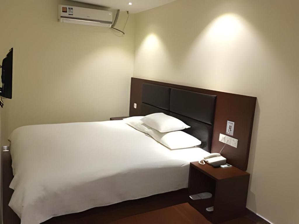 Hanting Daning International Yanchang Road Metro Station Hotel