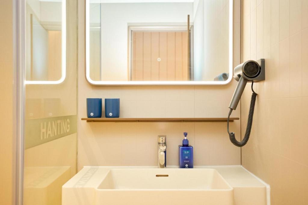Hotel Hanting Daning International Yanchang Road Metro Station 2*